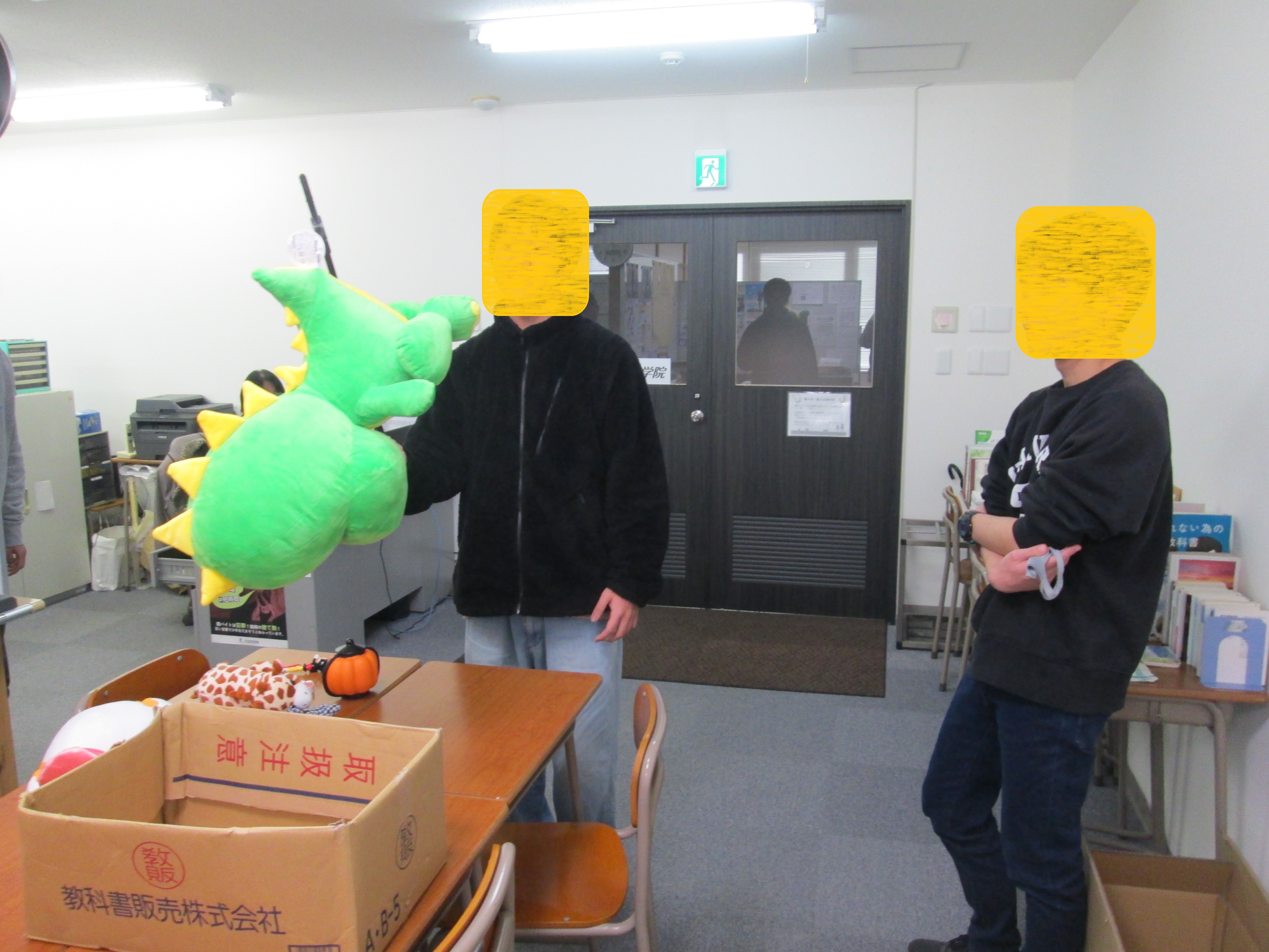 クレーンゲームでトランプの箱をつかむ様子