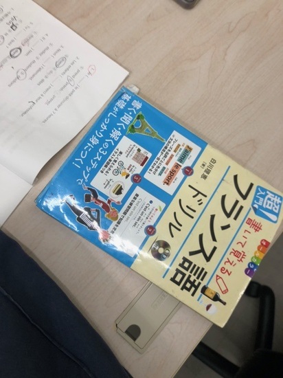 銀行の前に犬がいます