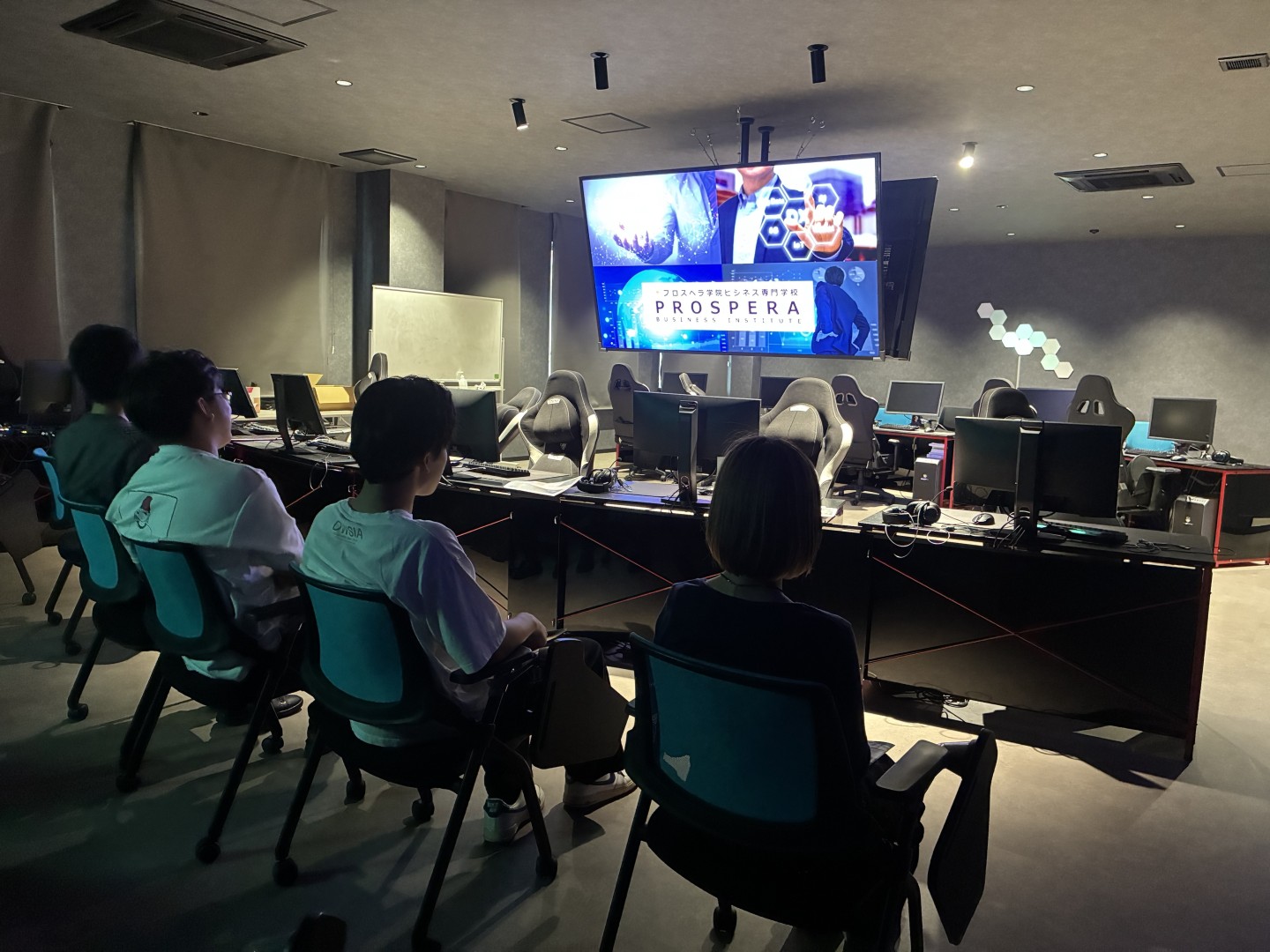 特別活動：本格的なeスポーツルームで最新のAI体験！🎮✨