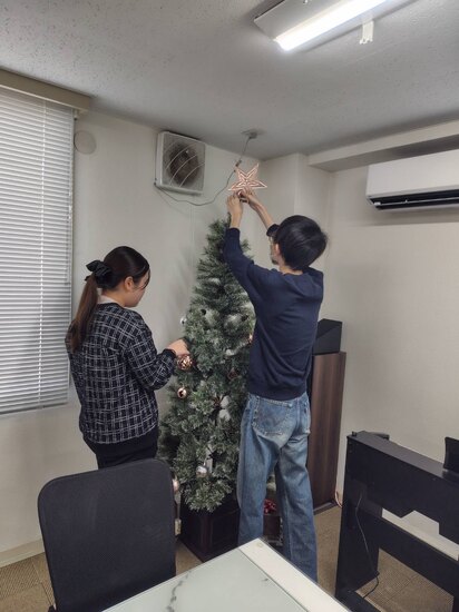 あしたから12月　　～クリスマスツリーを飾る～