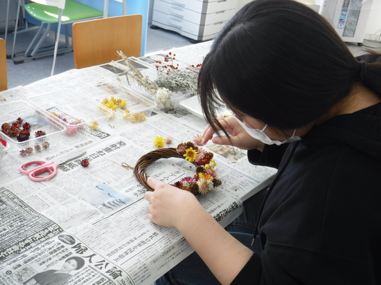 えぞ鹿祭（文化祭）の準備でリース作り