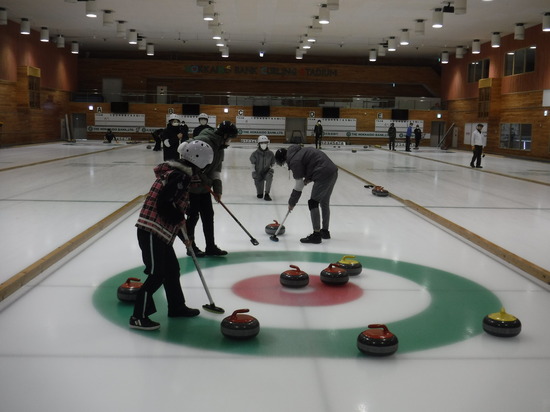 カーリング体験をしてきました。
