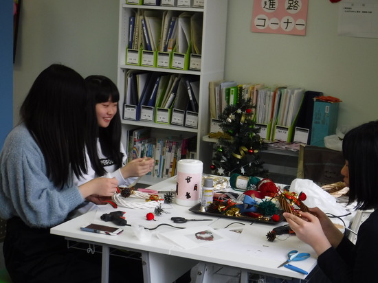 オープンキャンパスでクリスマスリース作り！