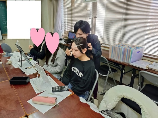 メイクに関する特別授業を実施しました！