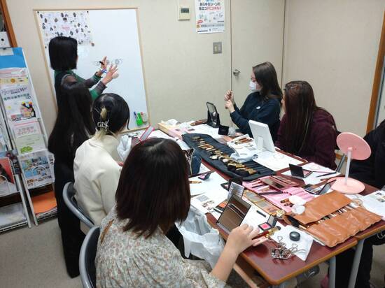 メイクの特別授業を実施しました♪