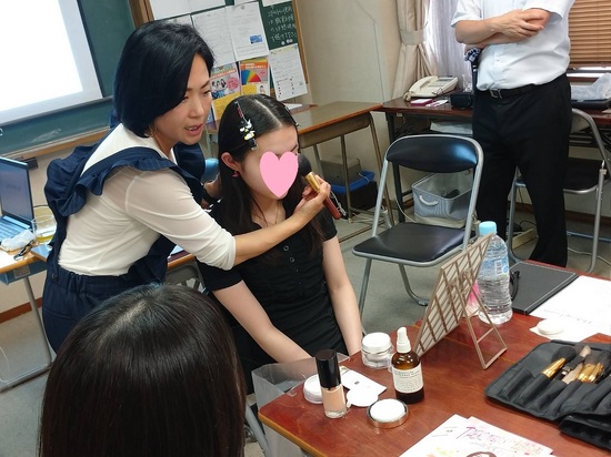 メイクに関する特別授業をおこないました