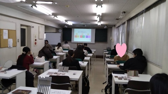 色彩心理・カラー診断に関する特別授業を行いました