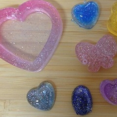 ランチ会の後は、レジン作りやクイズ、カードゲームをしました♪