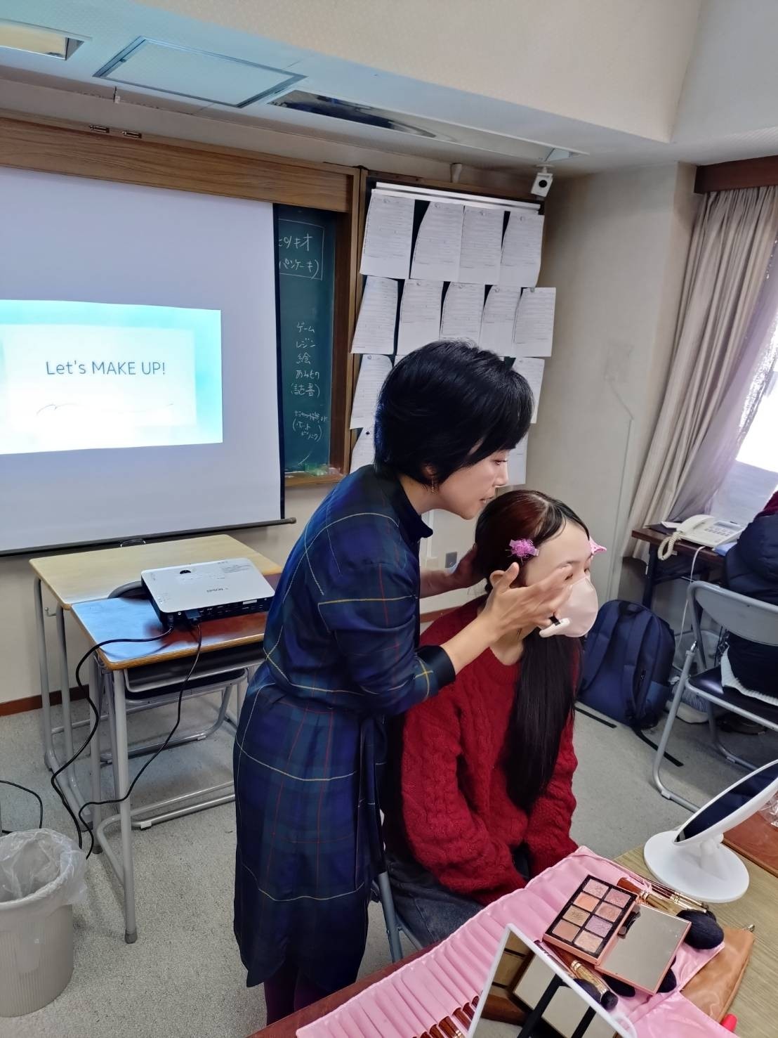 メイクに関する特別授業を実施しました！