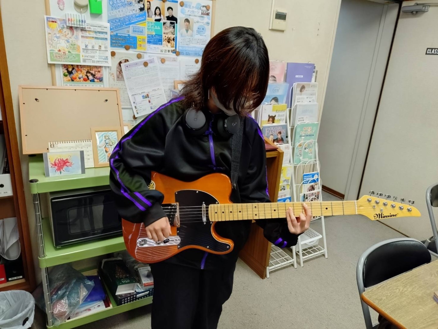 【岡山駅前キャンパス】勉強の合間に、ギター演奏やレジン作りをしました！