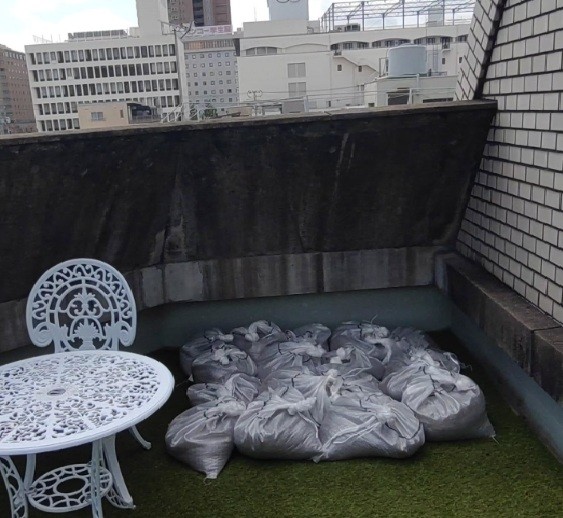 【岡山駅前キャンパス・キャンパス長より】土のうを準備しました。