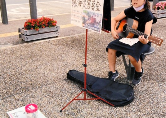 ９歳少女「熱海を助けたい」路上ライブ　義援金集め、被災者へ。