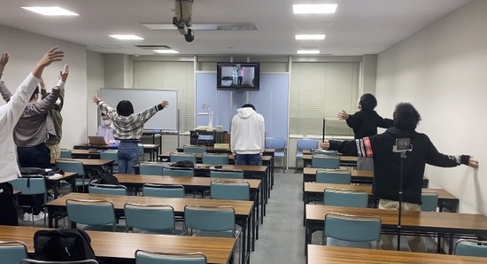 月曜日はヨガの授業で運動不足を解消