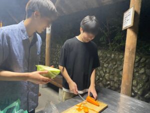 合宿先で子どもの悩みを聞く