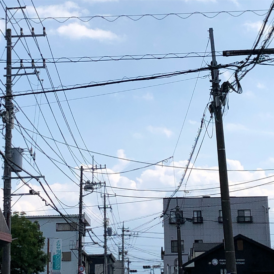 雲行きあやしく蒸しあついです