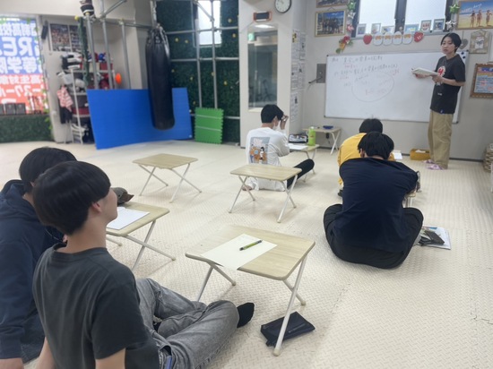 皆さんは授業中に手を挙げられますか？