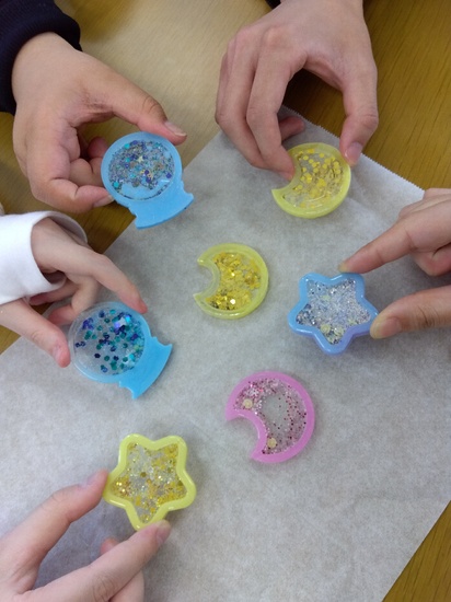 みんなでシャカシャカキーホルダー作り♪