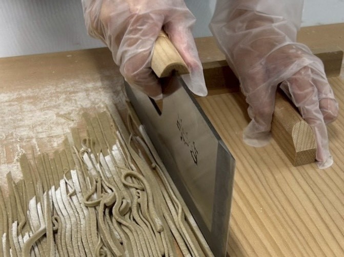 キャンパスのみんなで楽しくそば打ち体験