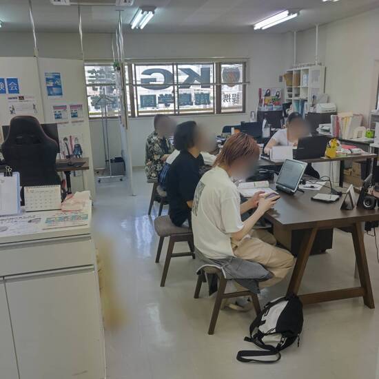 通信制高校　スタッフ机のお隣の机