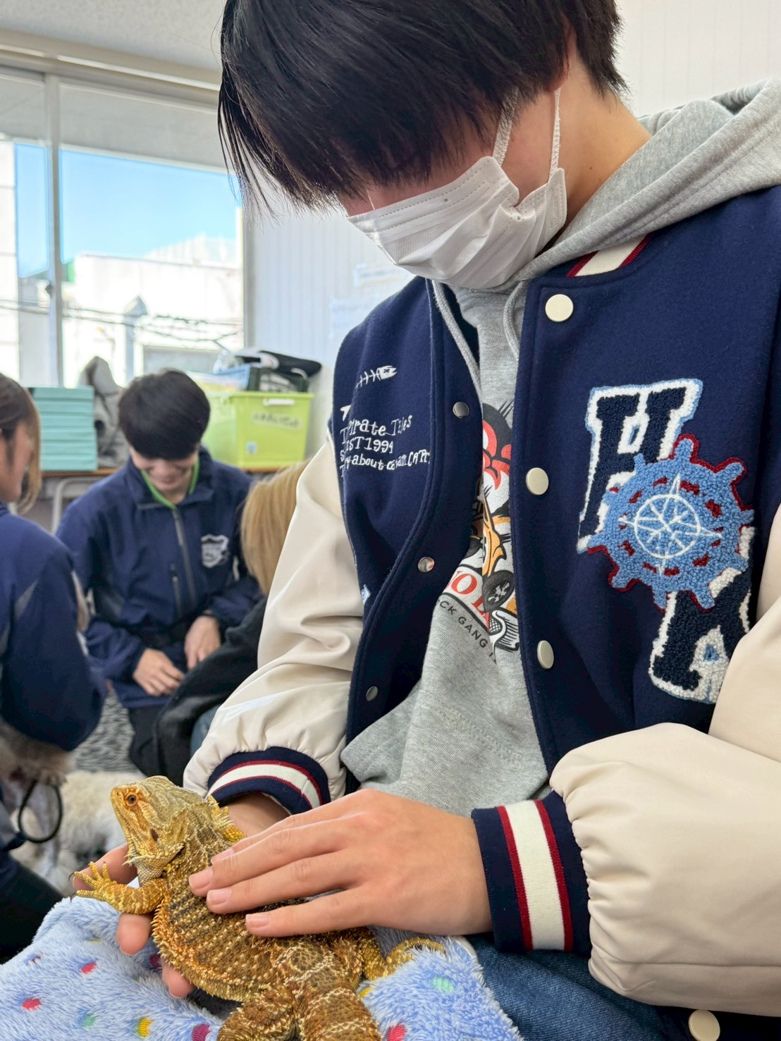 動物分野の職業体験で触れ合う生徒たち