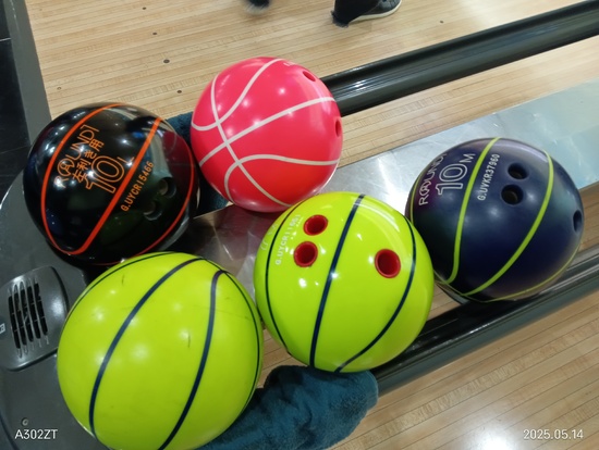 新入生歓迎ボウリングを行いました！