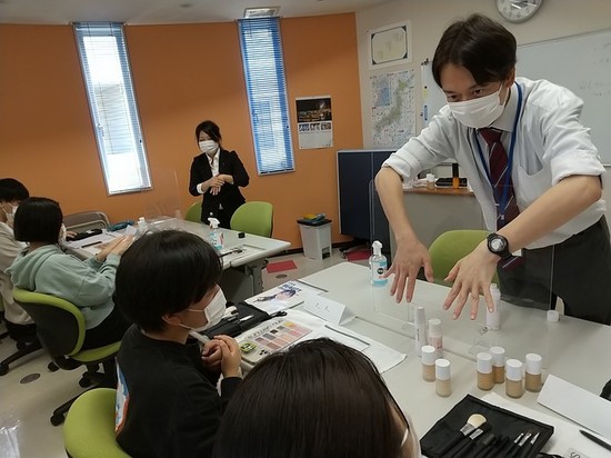 メイクに興味深々