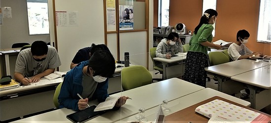 レポートを頑張っています！